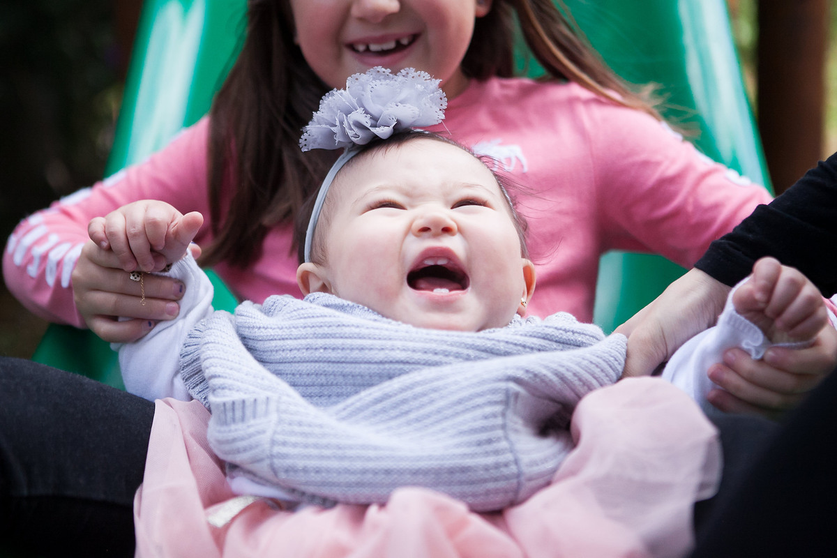 festa infantil, menina fazendo aniversário de 1 ano, festa em casa, colônia japonesa, tema jardim, familai comemorando 1 ano, barbara, filha, criança feliz, sorrindo