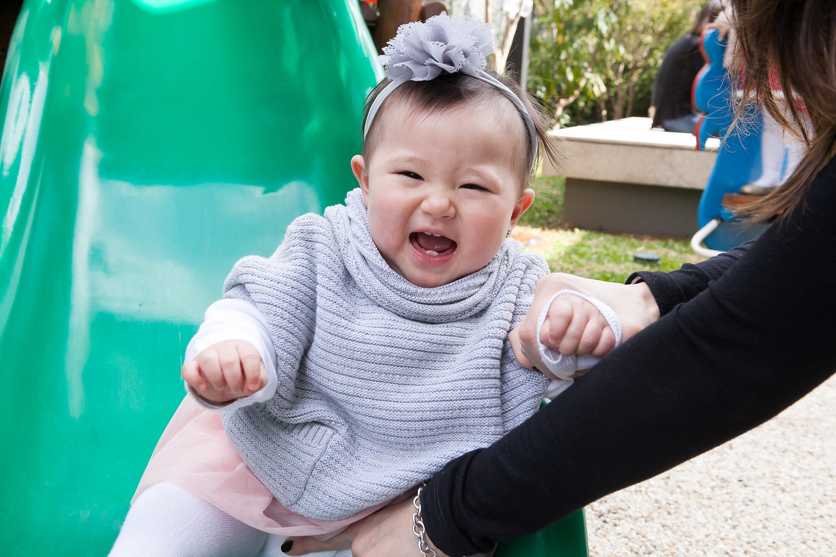 festa infantil, menina fazendo aniversário de 1 ano, festa em casa, colônia japonesa, tema jardim, familai comemorando 1 ano, barbara, filha, criança feliz, sorrindo, playground