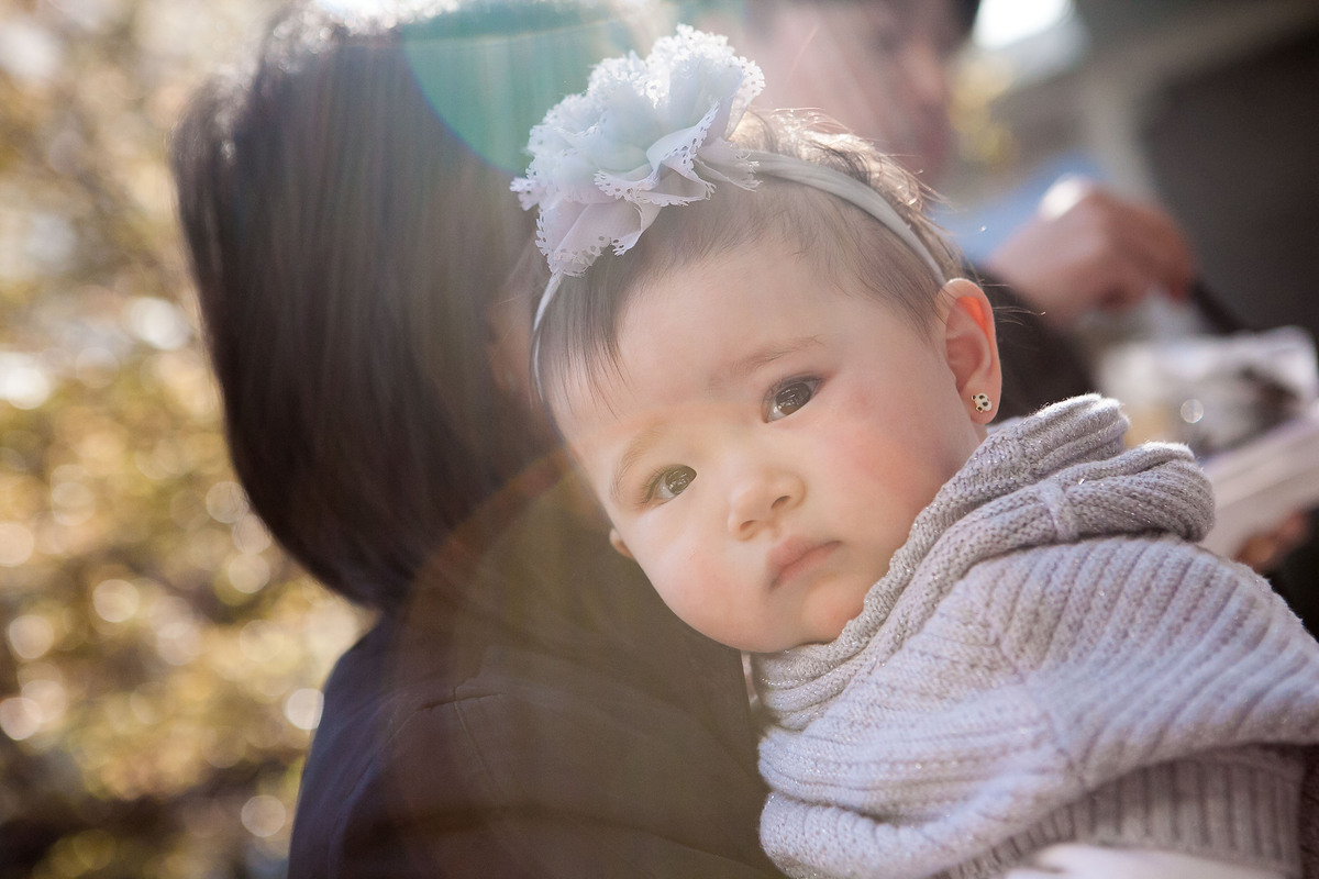 festa infantil, menina fazendo aniversário de 1 ano, festa em casa, colônia japonesa, tema jardim, familai comemorando 1 ano, barbara, filha, criança feliz, sorrindo, playground