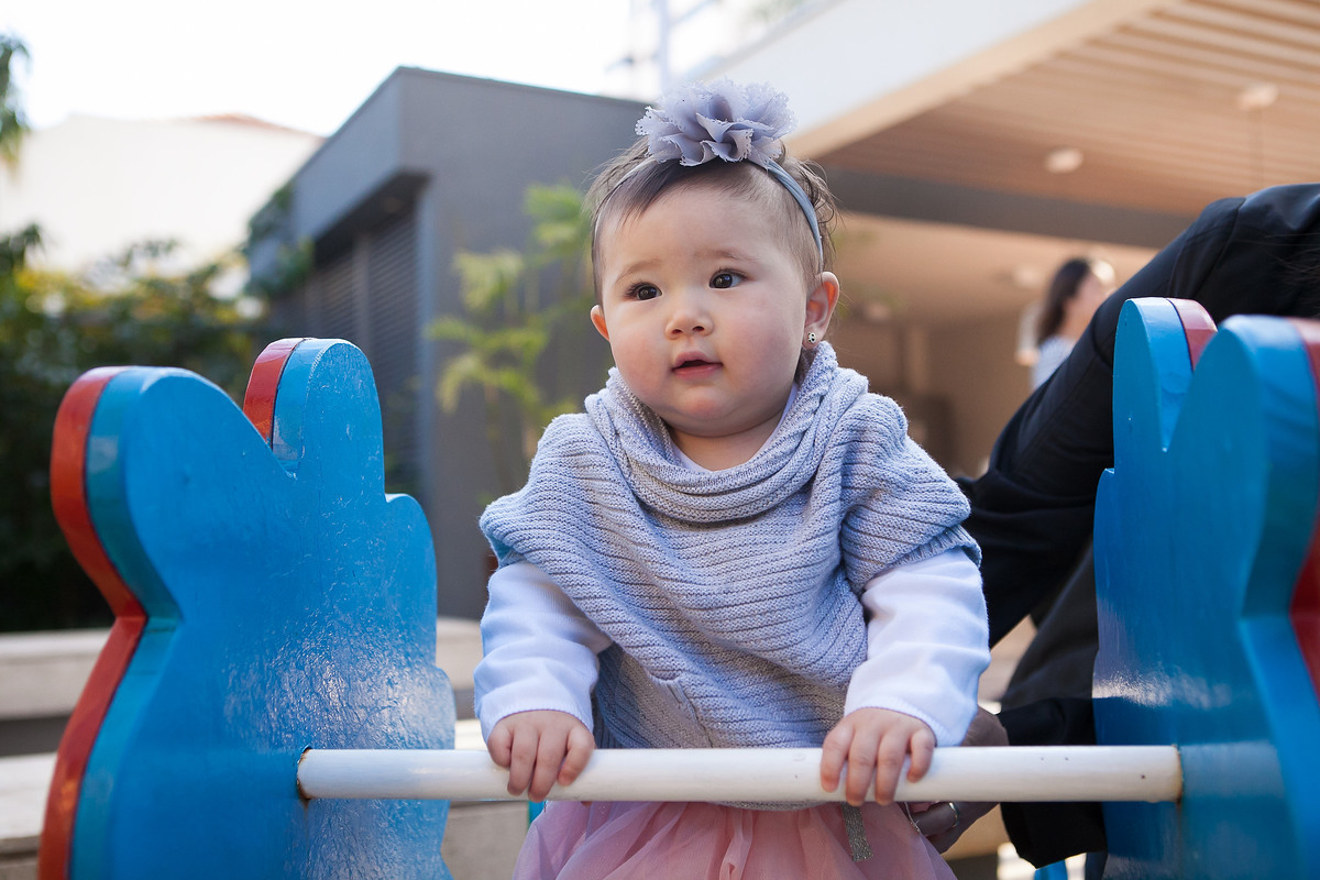 festa infantil, menina fazendo aniversário de 1 ano, festa em casa, colônia japonesa, tema jardim, familai comemorando 1 ano, barbara, filha, criança feliz, sorrindo, playground