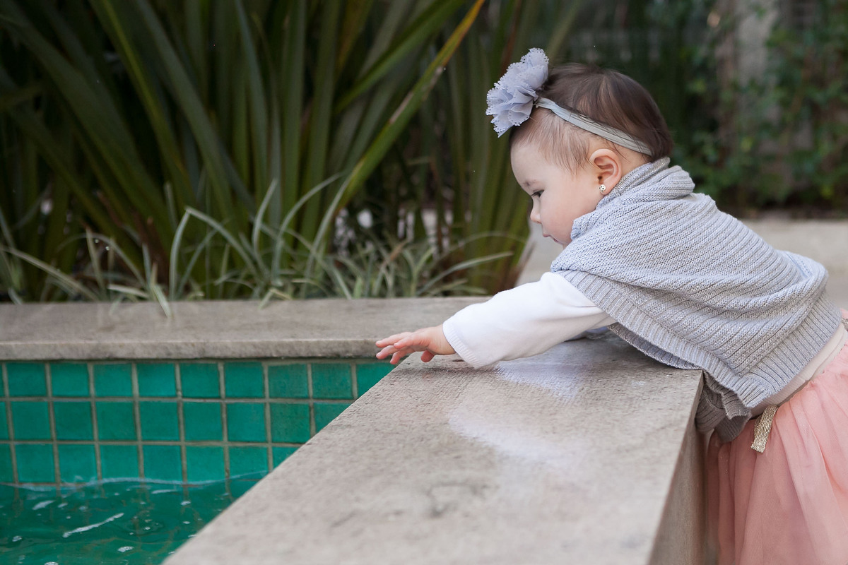 festa infantil, menina fazendo aniversário de 1 ano, festa em casa, colônia japonesa, tema jardim, familai comemorando 1 ano, barbara, filha, criança feliz, sorrindo, playground