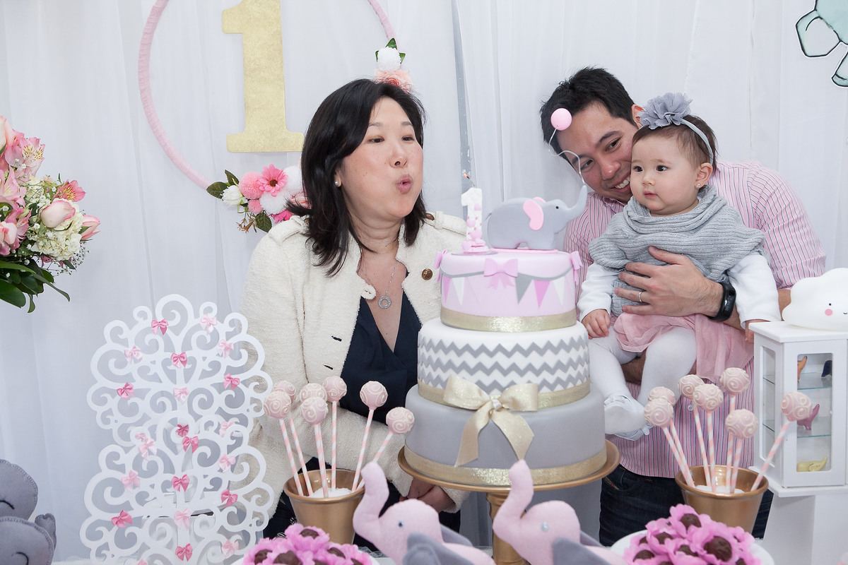festa infantil, menina fazendo aniversário de 1 ano, festa em casa, colônia japonesa, tema jardim, familai comemorando 1 ano, barbara, pai, mãe e filha, hora do parabéns