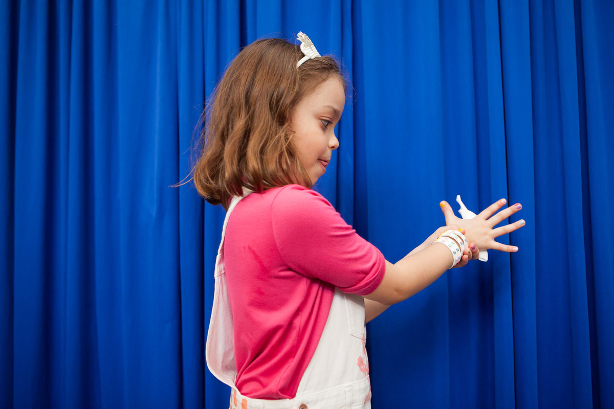 festa de menina, aniversário de 7 anos, espaço buticabeira, comemorando aniversário, festa infantil, fotógrafo de festa infantil, fotografia de criança, leão studio, estúdio fotográfico na mooca, flávio leão, família comemorando aniversário, mágica