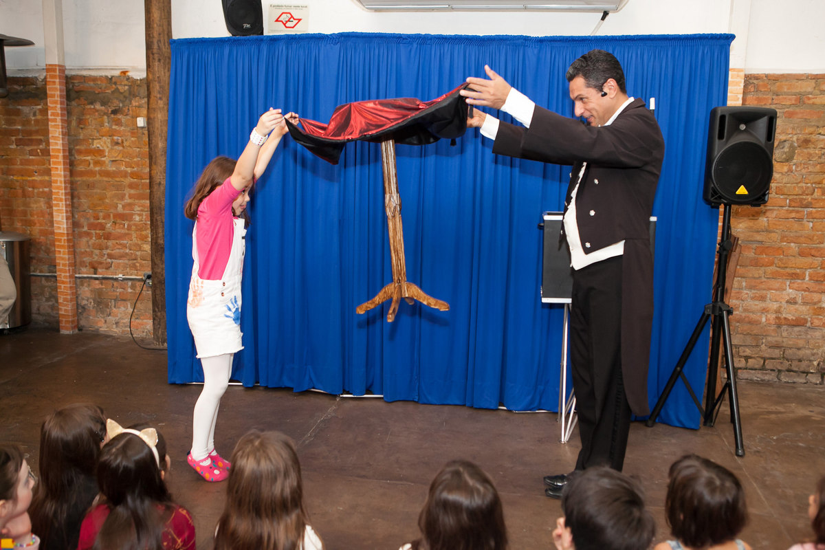 festa de menina, aniversário de 7 anos, espaço buticabeira, comemorando aniversário, festa infantil, fotógrafo de festa infantil, fotografia de criança, leão studio, estúdio fotográfico na mooca, flávio leão, família comemorando aniversário, mágica