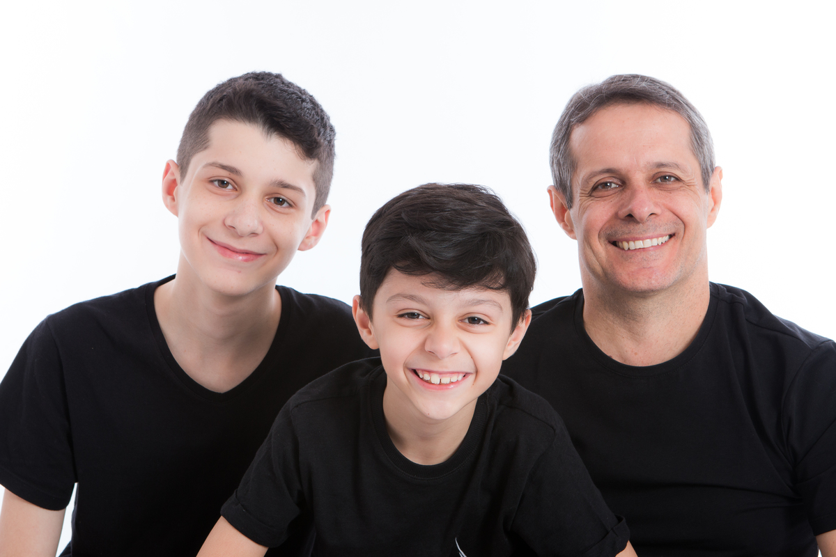 Retrato de familia, fotografia de familia, fotografia pai, mãe e filhos, fotografia de familia, estudio mooca, estudio fotografico mooca, estudio fotografico tatuape, estúdio fotografico ipiranga, fotografia pai e filhos