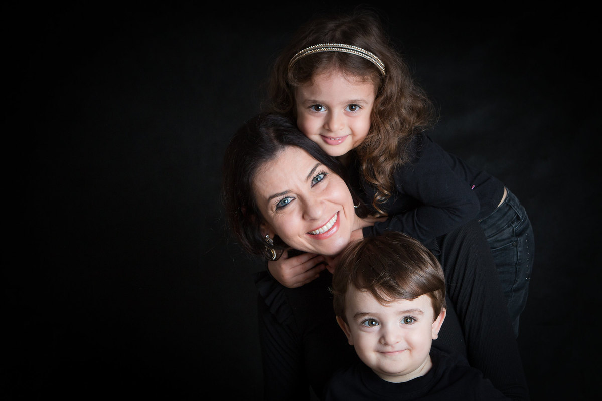 fotografia de família, retrato de família, sessão fotografica de familia, estúdio fotografico de família, foto em família, fotografia de criança, fotografia de pais e filhos, foto preto e branco, fotografia classica, foto classica, fotografia