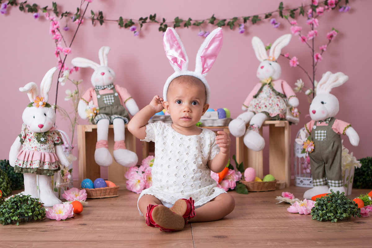 Ensaio fotográfico de páscoa, fotos de crianças de páscoa, coelhinho da páscoa, ovinhos coloridos, coelho, coelha, flores, menina, bebê, criança de 1 ano, fotos de crianças, estudio fotográfico na Mooca, fotos para crianças