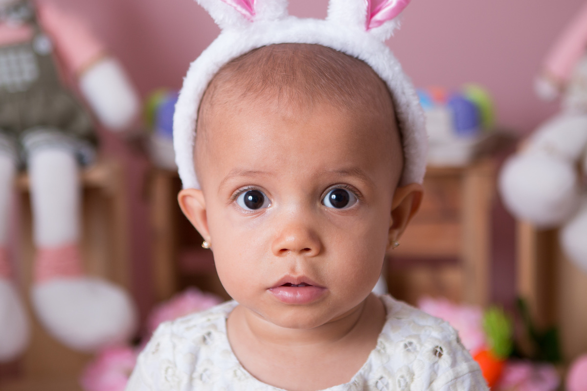 Ensaio fotográfico de páscoa, fotos de crianças de páscoa, coelhinho da páscoa, ovinhos coloridos, coelho, coelha, flores, menina, bebê, criança de 1 ano, fotos de crianças, estudio fotográfico na Mooca, fotos para crianças