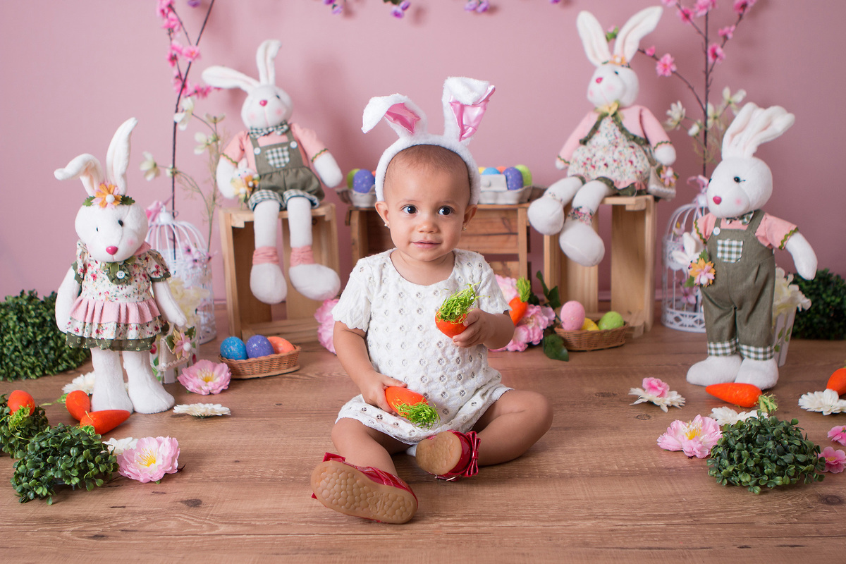 Ensaio fotográfico de páscoa, fotos de crianças de páscoa, coelhinho da páscoa, ovinhos coloridos, coelho, coelha, flores, menina, bebê, criança de 1 ano, fotos de crianças, estudio fotográfico na Mooca, fotos para crianças