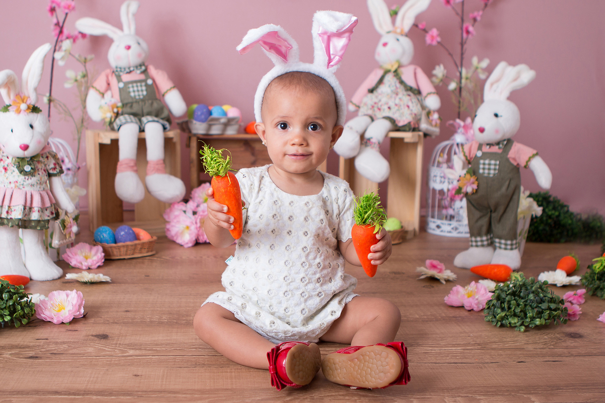Ensaio fotográfico de páscoa, fotos de crianças de páscoa, coelhinho da páscoa, ovinhos coloridos, coelho, coelha, flores, menina, bebê, criança de 1 ano, fotos de crianças, estudio fotográfico na Mooca, fotos para crianças