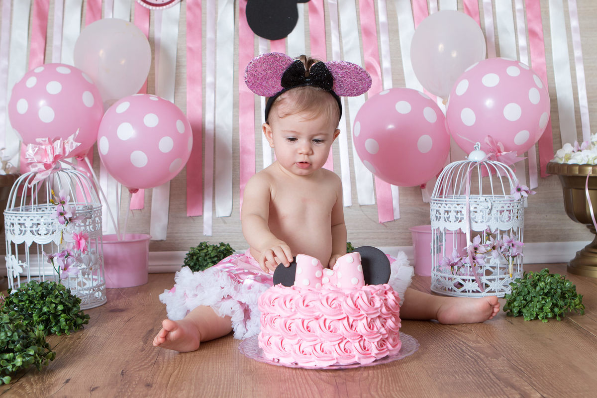ensaio smash the cake, smash the cake minnie rosa, fotografia de criança, estudio fotográfico especializado em criança, cenário minnie rosa, bolo rosa, bolo minie rosa, ensaio fotografico minnie rosa, ensaio de menina, ensaio de 1 ano, ensaio de bebê