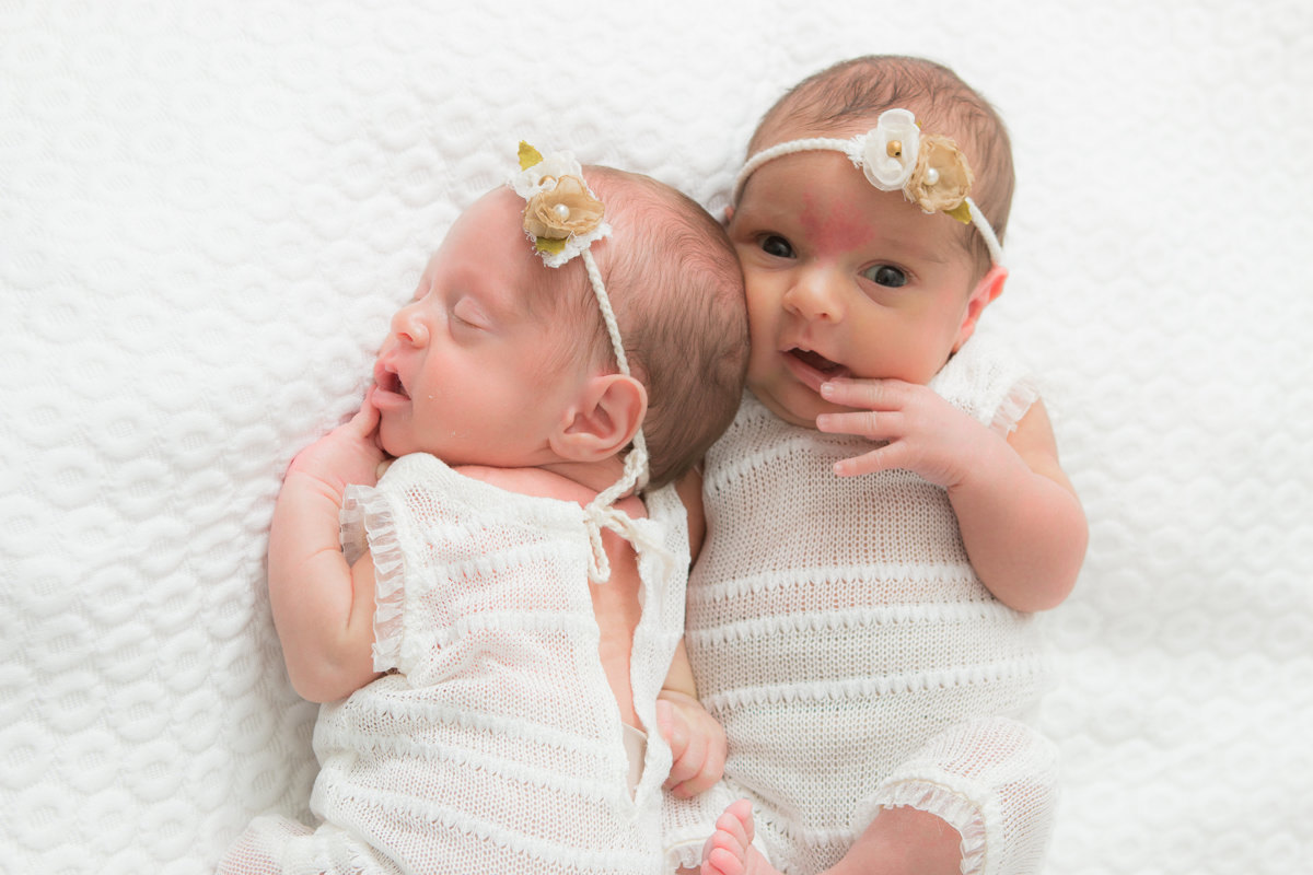 ensaio newborn, ensaio newborn de gêmeas, ensaio fotografico de bebês, fotografia de bebês, foto newborn, fotografo de bebê, estúdio fotografico  mooca, mãe de primeira viagem, leão studio, leaostudio