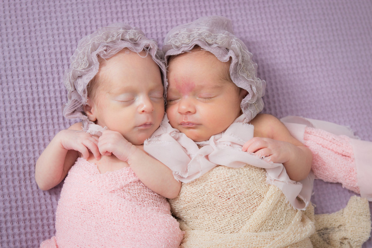 ensaio newborn, ensaio newborn de gêmeas, ensaio fotografico de bebês, fotografia de bebês, foto newborn, fotografo de bebê, estúdio fotografico  mooca, mãe de primeira viagem, leão studio, leaostudio