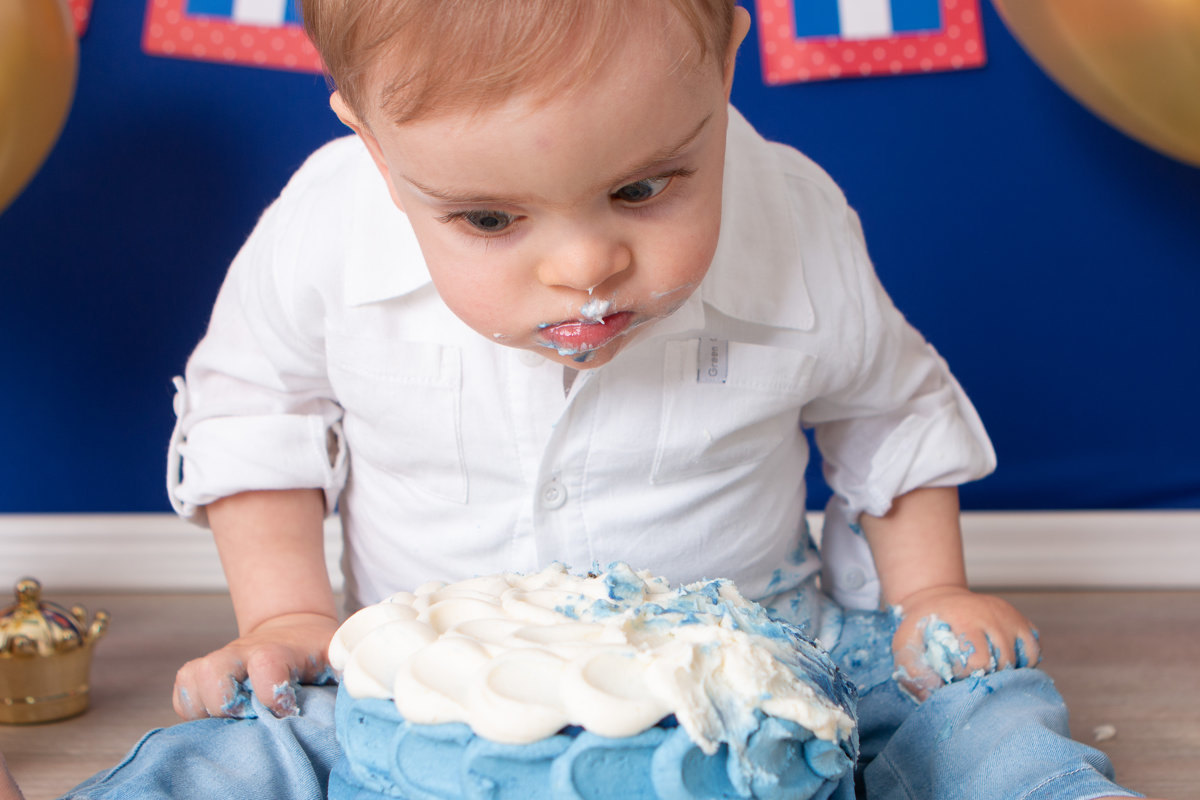ensaio de criança, ensaio smash the cake, ensaio fotografico smash the cake, fotografia de criança, fotografia com cenário, fotografia de menino, foto de bebê com cenário, soldadinho de chumbo, fotografia de bebê com síndrome de down