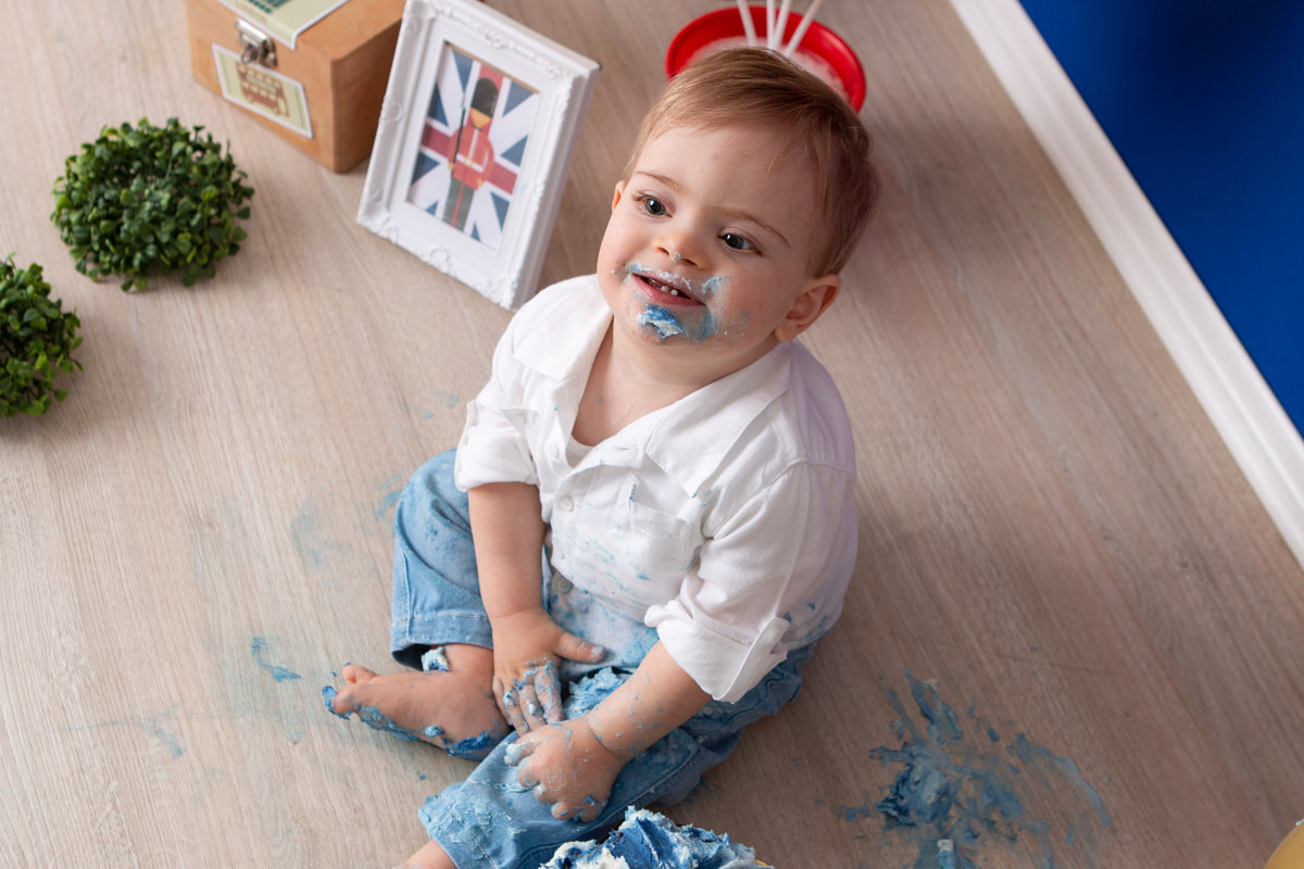 ensaio de criança, ensaio smash the cake, ensaio fotografico smash the cake, fotografia de criança, fotografia com cenário, fotografia de menino, foto de bebê com cenário, soldadinho de chumbo, fotografia de bebê com síndrome de down