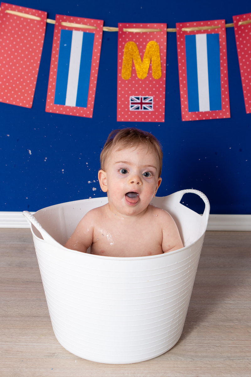 ensaio de criança, ensaio smash the cake, ensaio fotografico smash the cake, fotografia de criança, fotografia com cenário, fotografia de menino, foto de bebê com cenário, soldadinho de chumbo, fotografia de bebê com síndrome de down