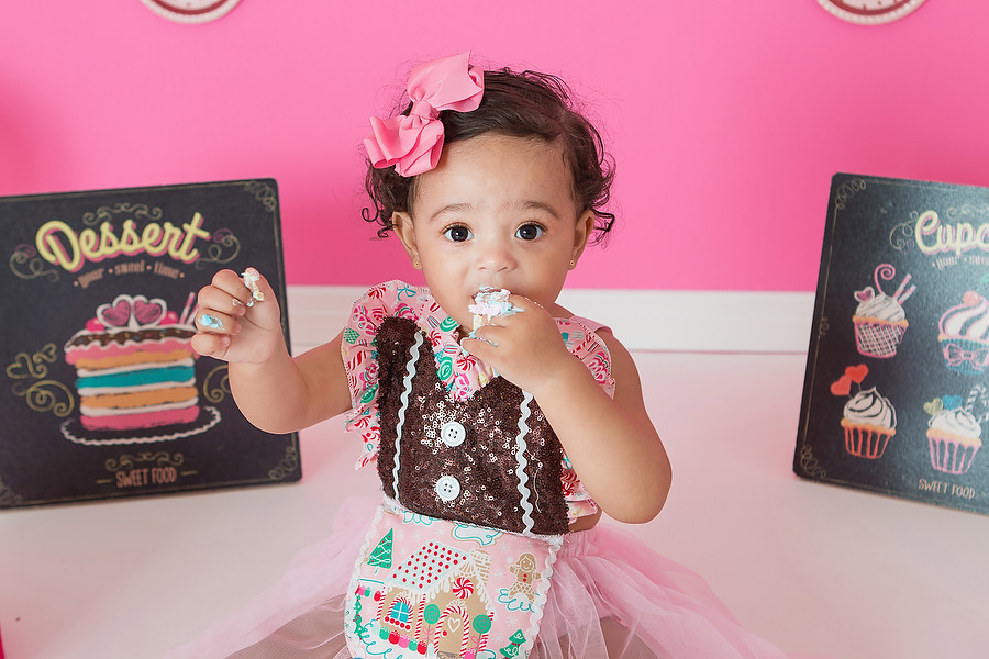 ensaio smash the cake com tema confeitaria ou doceria. Foto de festa de 1 ano com ensaio de criança. Este ensaio é uma maneira diferente de festejar o primeiro ano de vida do bebê ou criança. Ensaio em estúdio, realizado na Leão Studio, Mooca.