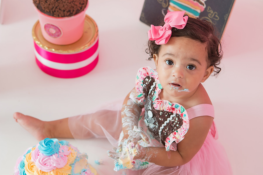ensaio smash the cake com tema confeitaria ou doceria. Foto de festa de 1 ano com ensaio de criança. Este ensaio é uma maneira diferente de festejar o primeiro ano de vida do bebê ou criança. Ensaio em estúdio, realizado na Leão Studio, Mooca.