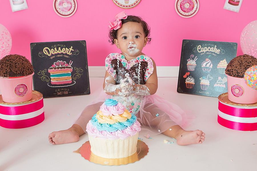 ensaio smash the cake com tema confeitaria ou doceria. Foto de festa de 1 ano com ensaio de criança. Este ensaio é uma maneira diferente de festejar o primeiro ano de vida do bebê ou criança. Ensaio em estúdio, realizado na Leão Studio, Mooca.