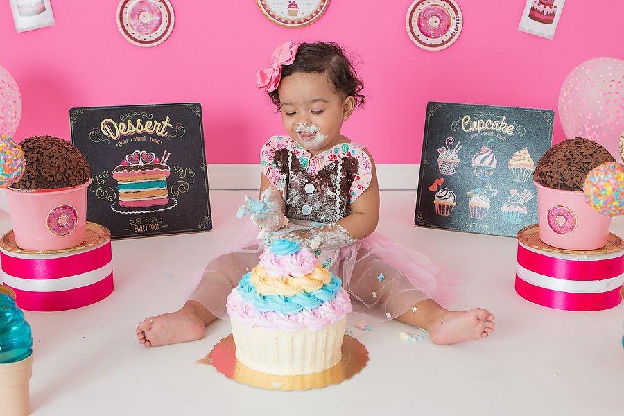 ensaio smash the cake com tema confeitaria ou doceria. Foto de festa de 1 ano com ensaio de criança. Este ensaio é uma maneira diferente de festejar o primeiro ano de vida do bebê ou criança. Ensaio em estúdio, realizado na Leão Studio, Mooca.
