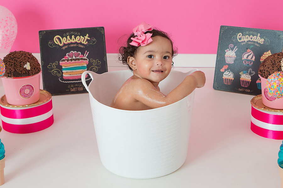 Após o ensaio de smash the cake, a criança ou bebê toma um banho para limpar o bolo que ficou em seu corpo.