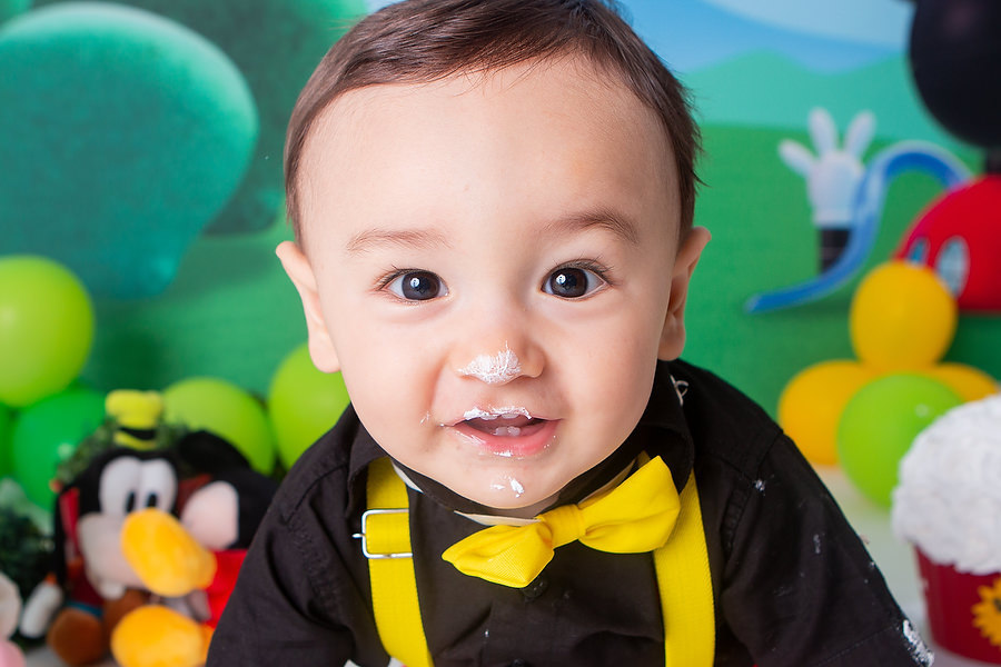 ensaio smash the cake, com tema a casa do mickey mouse, com bolo temático, festa diferente para comemorar 1 ano, festa de 1 ano, esmagando o bolo. 