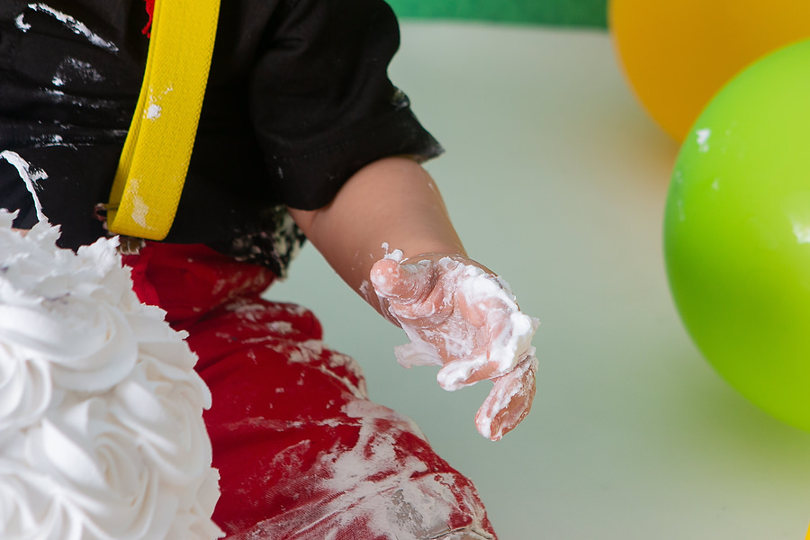 ensaio smash the cake, com tema a casa do mickey mouse, com bolo temático, festa diferente para comemorar 1 ano, festa de 1 ano, esmagando o bolo. 