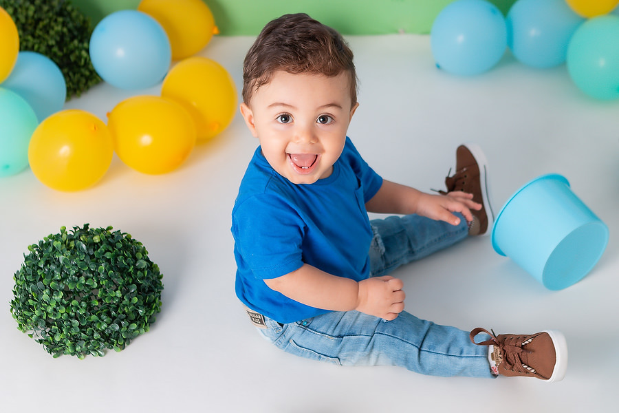 ensaio fotográfico de 1 ano, com tema peppa pig, festa diferente no estúdio, comemoração de 1 ano