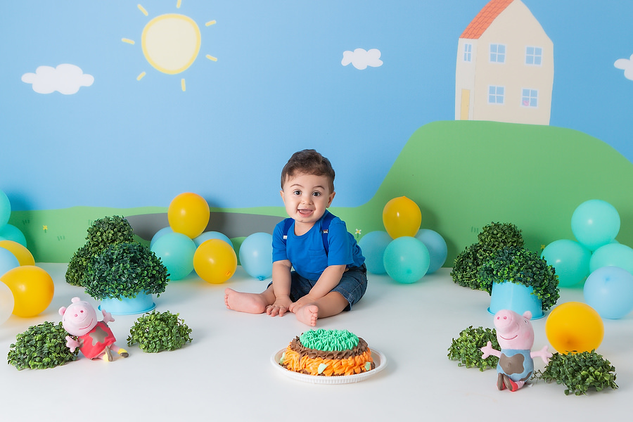 ensaio fotográfico de 1 ano, smash the cake, com tema peppa pig, festa diferente no estúdio, comemoração de 1 ano, cenário peppa pig, bolo de aniversário, cake
