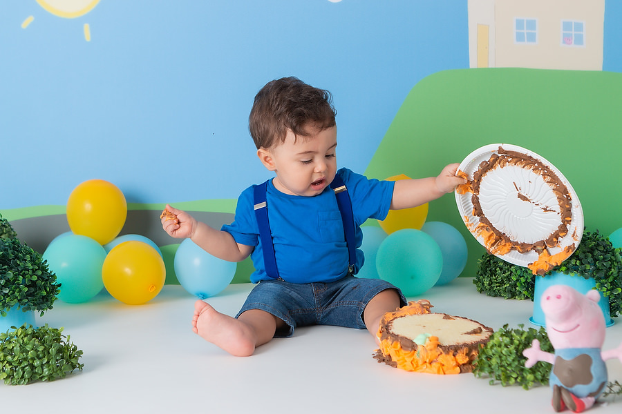 ensaio fotográfico de 1 ano, smash the cake, com tema peppa pig, festa diferente no estúdio, comemoração de 1 ano, cenário peppa pig, bolo de aniversário, cake