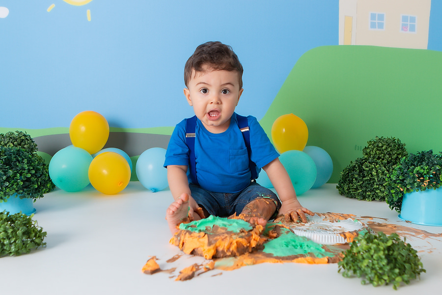 ensaio fotográfico de 1 ano, smash the cake, com tema peppa pig, festa diferente no estúdio, comemoração de 1 ano, cenário peppa pig, bolo de aniversário, cake, estúdio fotográfico na mooca, 