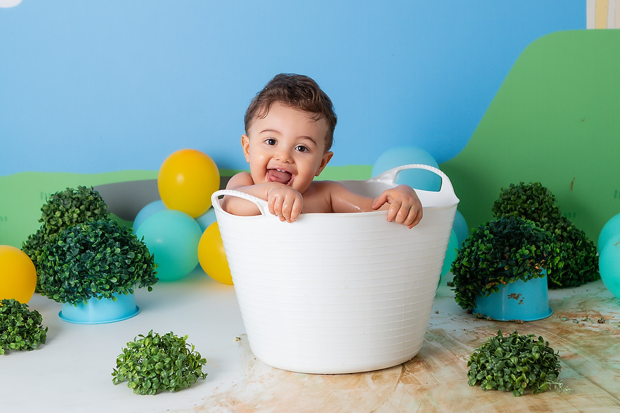 ensaio fotográfico de 1 ano, banho após o ensaio smash the cake, com tema peppa pig, festa diferente no estúdio, comemoração de 1 ano, cenário peppa pig, bolo de aniversário, cake, estúdio fotográfico na mooca, 