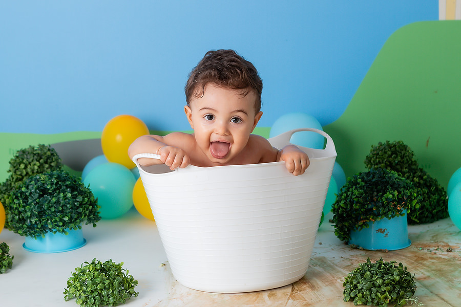 ensaio fotográfico de 1 ano, banho após o ensaio smash the cake, com tema peppa pig, festa diferente no estúdio, comemoração de 1 ano, cenário peppa pig, bolo de aniversário, cake, estúdio fotográfico na mooca, 