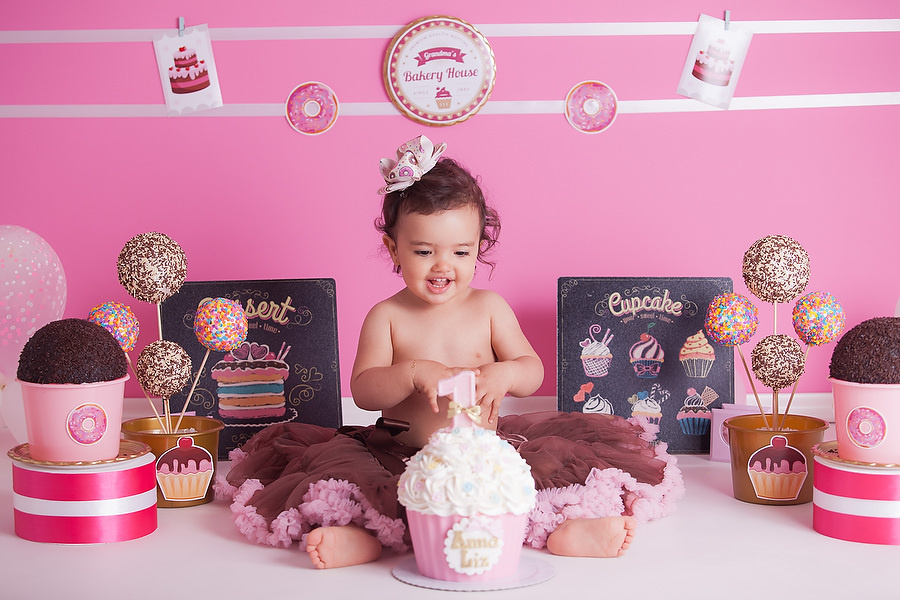 Ensaio smash the cake, para comemoração de aniversário de 1 ano, tema do ensaio fotográfico doceria ou confeitaria, festa de aniversário diferente. Comemoração de 1 ano de vida. Ensaio temático. Estúdio na Mooca, SP