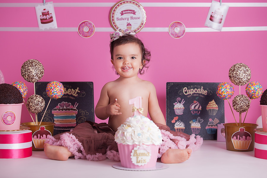 Ensaio smash the cake, para comemoração de aniversário de 1 ano, tema do ensaio fotográfico doceria ou confeitaria, festa de aniversário diferente. Comemoração de 1 ano de vida. Ensaio temático. Estúdio na Mooca, SP