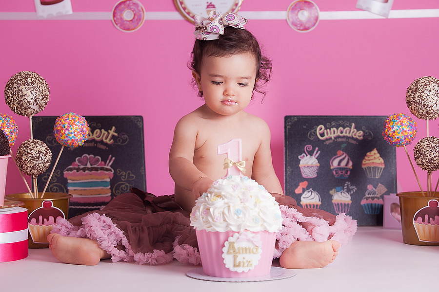 Ensaio smash the cake, para comemoração de aniversário de 1 ano, tema do ensaio fotográfico doceria ou confeitaria, festa de aniversário diferente. Comemoração de 1 ano de vida. Ensaio temático. Estúdio na Mooca, SP