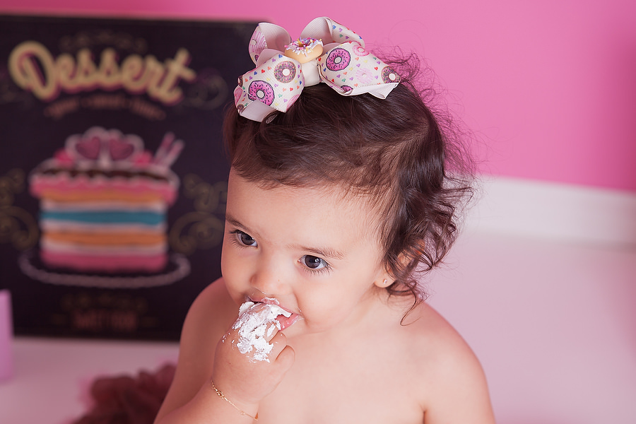 Ensaio smash the cake, para comemoração de aniversário de 1 ano, tema do ensaio fotográfico doceria ou confeitaria, festa de aniversário diferente. Comemoração de 1 ano de vida. Ensaio temático. Estúdio na Mooca, SP, Bolo para smash the cake