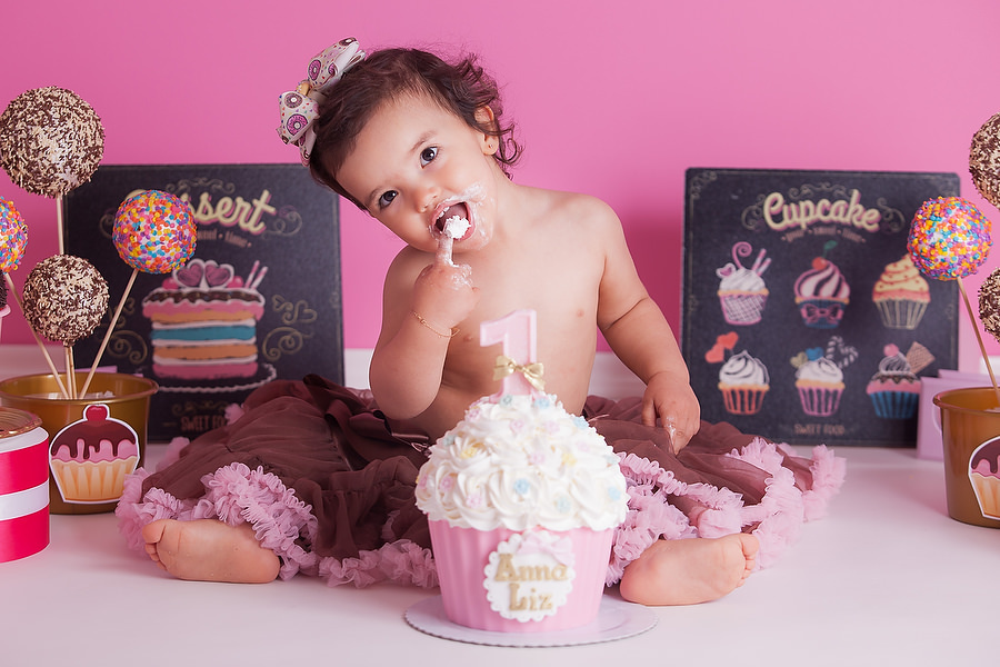 Ensaio smash the cake, para comemoração de aniversário de 1 ano, tema do ensaio fotográfico doceria ou confeitaria, festa de aniversário diferente. Comemoração de 1 ano de vida. Ensaio temático. Estúdio na Mooca, SP, Bolo para smash the cake