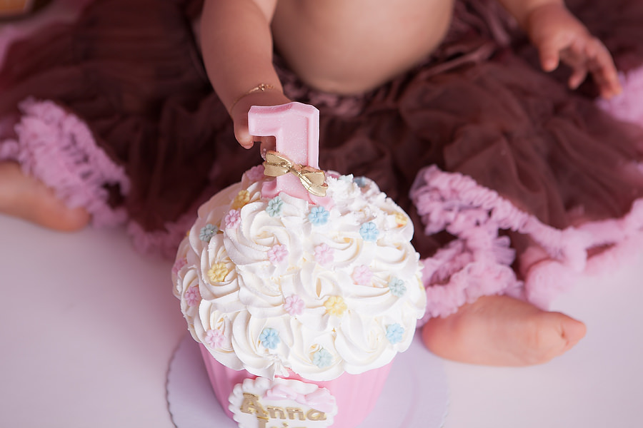 Ensaio smash the cake, para comemoração de aniversário de 1 ano, tema do ensaio fotográfico doceria ou confeitaria, festa de aniversário diferente. Comemoração de 1 ano de vida. Ensaio temático. Estúdio na Mooca, SP, Bolo para smash the cake