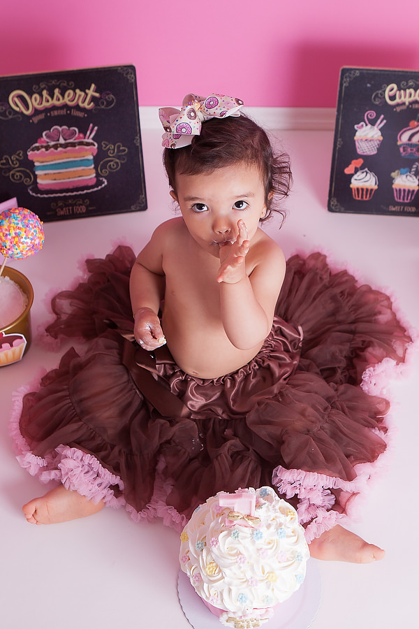 Ensaio smash the cake, para comemoração de aniversário de 1 ano, tema do ensaio fotográfico doceria ou confeitaria, festa de aniversário diferente. Comemoração de 1 ano de vida. Ensaio temático. Estúdio na Mooca, SP, Bolo para smash the cake