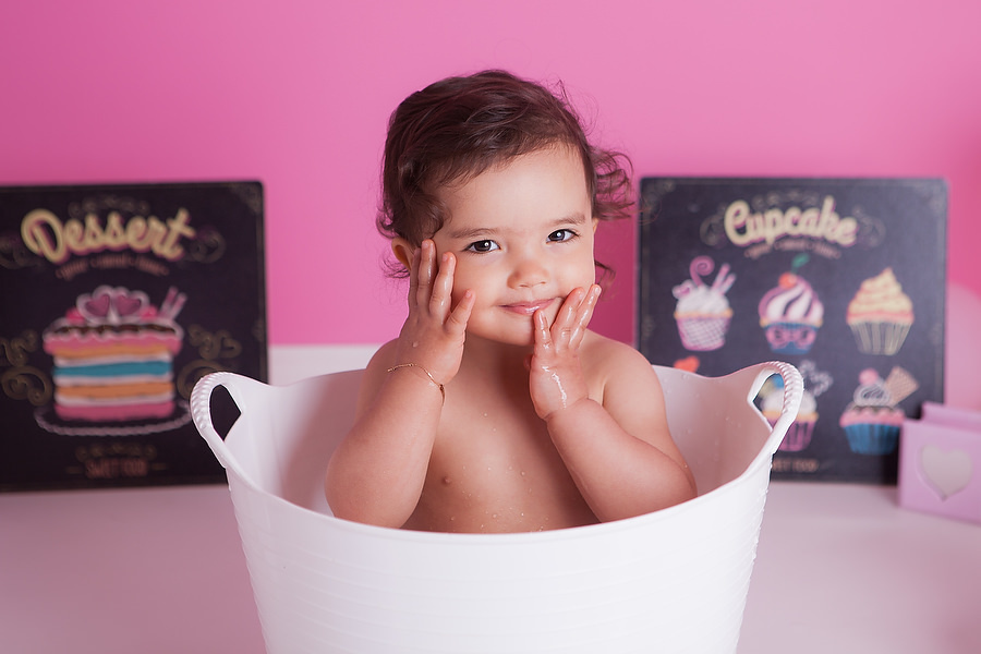 banho para bebê após Ensaio smash the cake, para comemoração de aniversário de 1 ano, tema do ensaio fotográfico doceria ou confeitaria, festa de aniversário diferente. Comemoração de 1 ano de vida. Ensaio temático. Estúdio na Mooca, SP