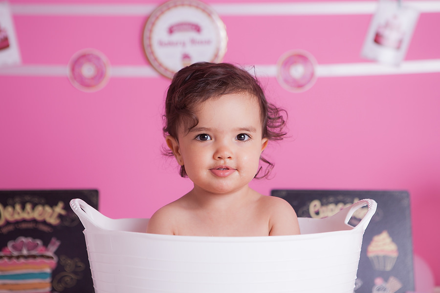 banho para bebê após Ensaio smash the cake, para comemoração de aniversário de 1 ano, tema do ensaio fotográfico doceria ou confeitaria, festa de aniversário diferente. Comemoração de 1 ano de vida. Ensaio temático. Estúdio na Mooca, SP
