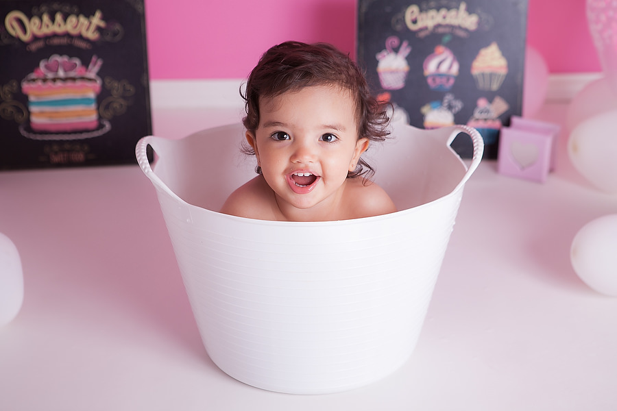 banho para bebê após Ensaio smash the cake, para comemoração de aniversário de 1 ano, tema do ensaio fotográfico doceria ou confeitaria, festa de aniversário diferente. Comemoração de 1 ano de vida. Ensaio temático. Estúdio na Mooca, SP