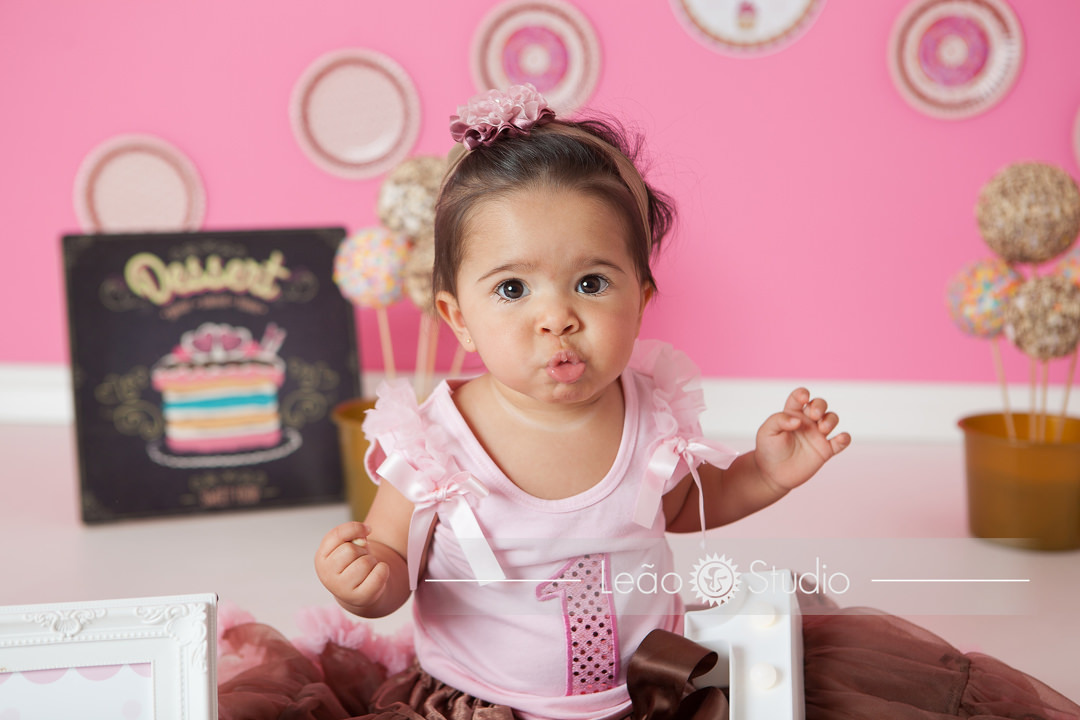 Ensaio smash the cake, esmagando o bolo, ensaio de 1 ano, festa de 1 ano, festa diferente, aniversário de 1 ano, comemorando 1 ano, fotografo de criança, fotografia de bebe, ideia de festa de 1 ano, festa de menina, leao studio, flavio leao, mooca