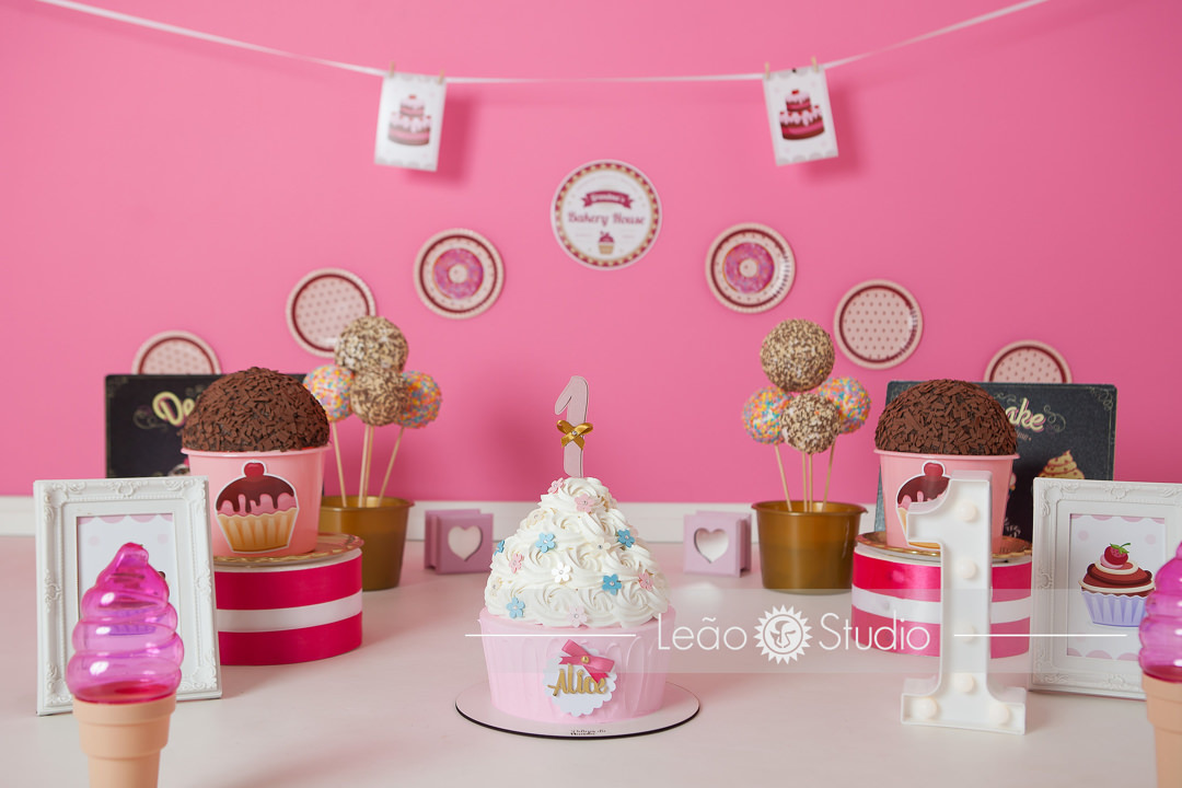 Ensaio smash the cake, esmagando o bolo, ensaio de 1 ano, festa de 1 ano, festa diferente, aniversário de 1 ano, comemorando 1 ano, fotografo de criança, fotografia de bebe, ideia de festa de 1 ano, festa de menina, leao studio, flavio leao, mooca