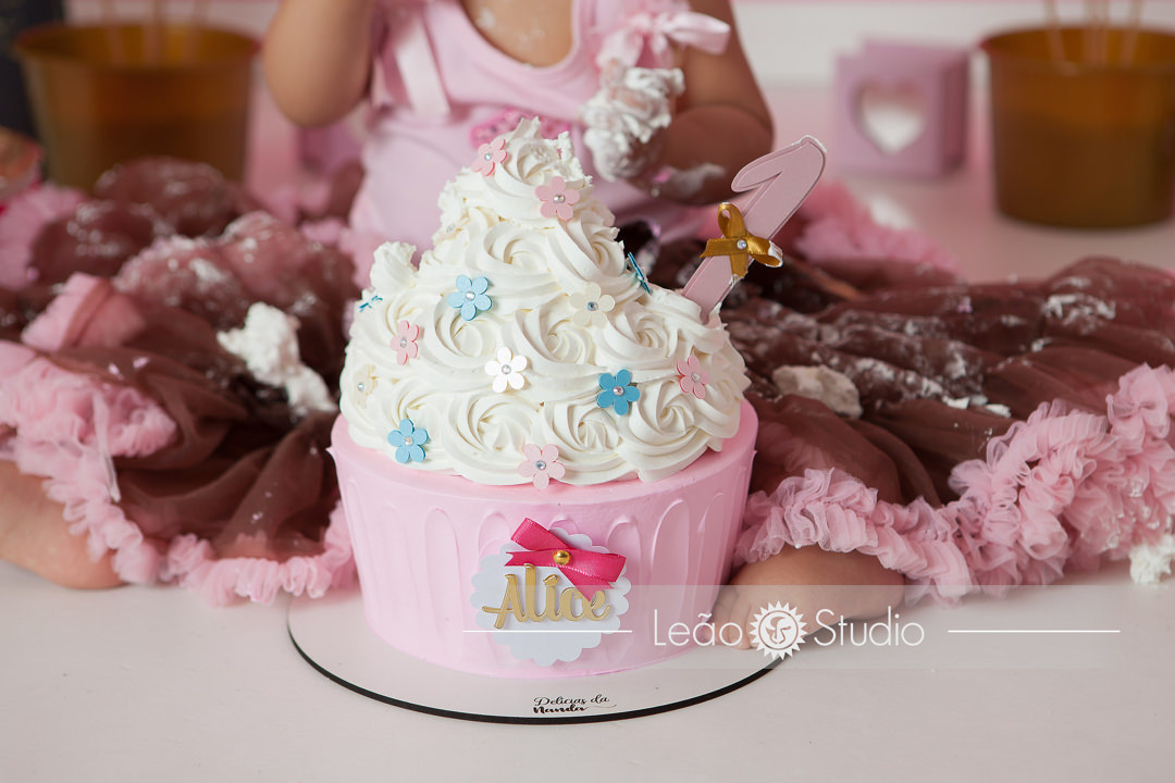 Ensaio smash the cake, esmagando o bolo, ensaio de 1 ano, festa de 1 ano, festa diferente, aniversário de 1 ano, comemorando 1 ano, fotografo de criança, fotografia de bebe, ideia de festa de 1 ano, festa de menina, leao studio, flavio leao, mooca