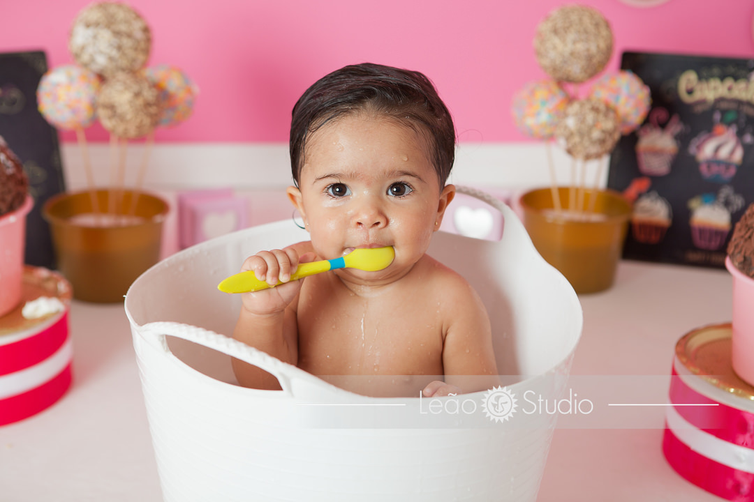 Ensaio smash the cake, esmagando o bolo, ensaio de 1 ano, festa de 1 ano, festa diferente, aniversário de 1 ano, comemorando 1 ano, fotografo de criança, fotografia de bebe, ideia de festa de 1 ano, festa de menina, leao studio, flavio leao, mooca