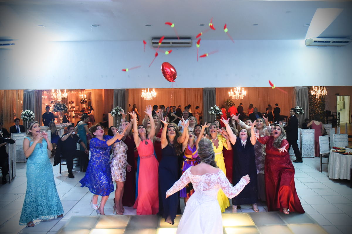 solteiras e bouquet em bougaville buffet