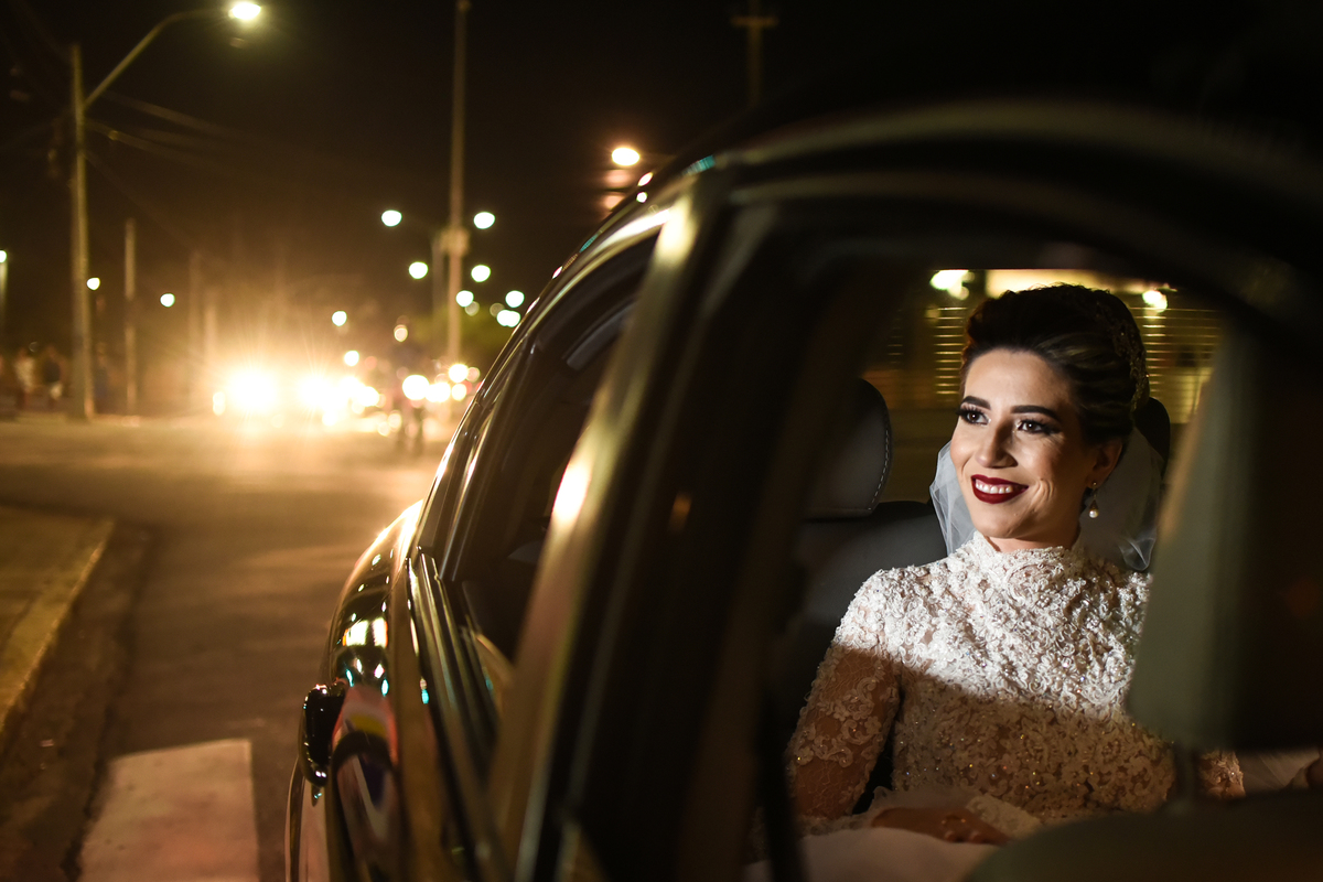 Linda noiva no carro fortaleza