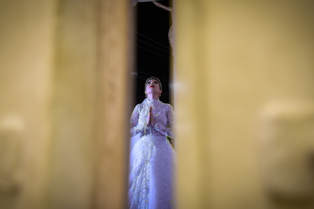 Linda noiva entrando em fortaleza